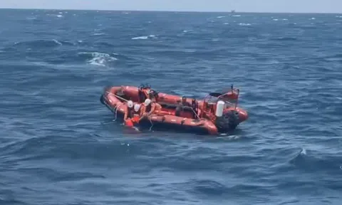 Cứu sống 11 thuyền viên trong vụ chìm tàu ở vùng biển thị xã Kỳ Anh