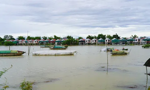 Hà Tĩnh: Nước lũ trên sông La lên nhanh, gần 700 hộ dân bị ảnh hưởng