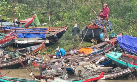 Hà Tĩnh: Ngư dân xót xa vì nhiều tàu thuyền hư hỏng sau bão số 5