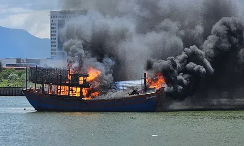 Quảng Trị: Tàu cá bốc cháy khi đang neo đậu trên sông Nhật Lệ