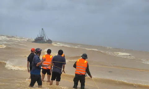 Quảng Trị: Hơn 100 người tham gia cứu hộ 2 tàu cá gặp nạn khi vào bờ tránh bão số 10