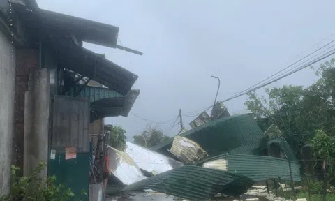 Hà Tĩnh: Bão số 10 gây mưa lớn, lốc xoáy làm nhà dân bị tốc mái