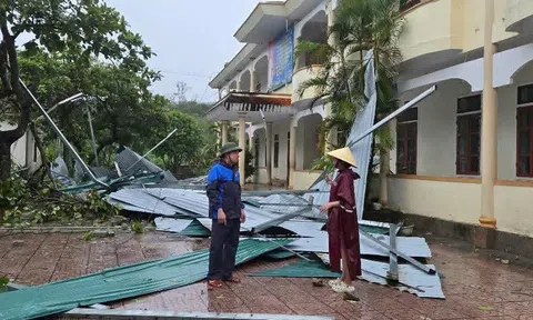 Trường lớp ngổn ngang sau bão ở Hà Tĩnh: 167 điểm trường đang được khẩn trương khắc phục