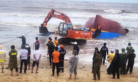 Quảng Trị: Nỗ lực tìm kiếm 9 thuyền viên mất tích