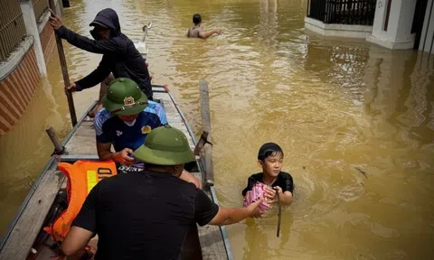 Nhiều hộ dân tại Hà Tĩnh vẫn ngập sâu trong nước lũ