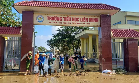 Người dân vùng ngập lũ Hà Tĩnh tất bật dọn nhà, trường học khi nước lũ rút