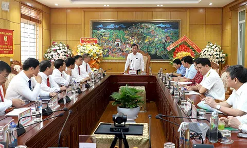 Chủ tịch UBND tỉnh Bùi Văn Quang thăm và chúc mừng Ngày Doanh nhân Việt Nam tại Công ty CP Supe phốt phát và Hóa chất Lâm Thao