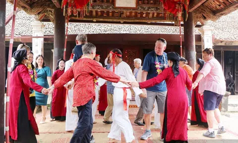 Tour du lịch Xuân - Tết Nguyên đán Đất Tổ khách Tây hào hứng gói bánh chưng, múa hát Xoan