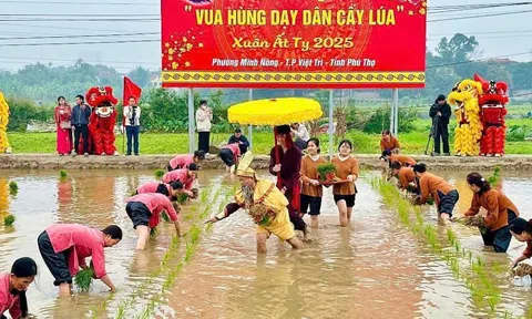 Lễ hội Vua Hùng dạy dân cấy lúa ở vùng đất cội nguồn dân tộc