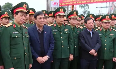 Đại tướng Phan Văn Giang thăm và động viên các lực lượng thi công cầu Phong Châu