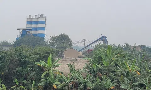 Hà Nội: Trạm trộn bê tông “hết” phép ngang nhiên hoạt động tại huyện Gia Lâm