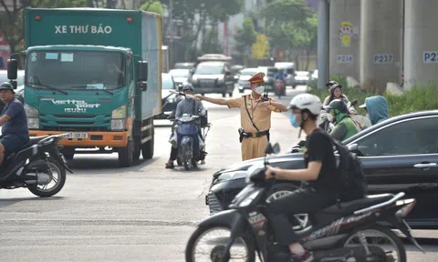 Hà Nội: Đội CSGT số 6 tăng cường xử lý xe khách dừng đỗ, đón trả khách sai quy định dịp nghỉ lễ