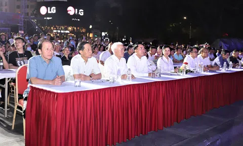 Tổng duyệt Chương trình nghệ thuật đêm hội “Hải Phòng - Tỏa sáng miền cửa biển” của Lễ hội Hoa Phượng Đỏ - Hải Phòng 2023