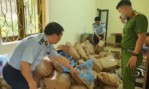 Phát hiện 1,5 tấn chân lợn đông lạnh bốc mùi hôi thối tại Lào Cai