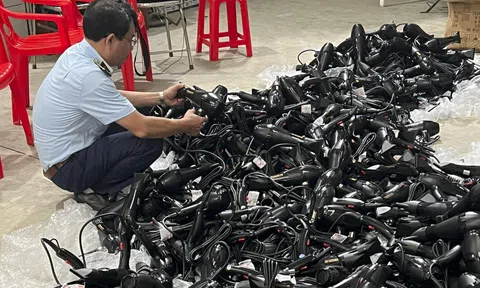 Thu giữ hơn 400 máy sấy tóc nghi giả nhãn hiệu Panasonic