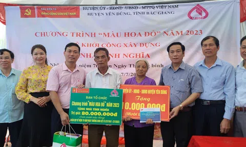 Chương trình "Màu hoa đỏ" trao tặng nhà tình nghĩa cho bệnh binh tại Bắc Giang