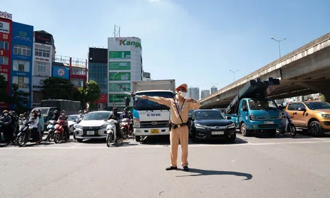 Cảnh sát giao thông căng mình trong "chảo lửa"