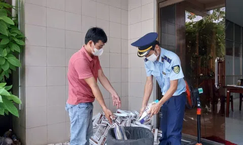 Cục QLTT Long An giám sát tiêu hủy gần 1.200 bao thuốc lá điếu và 31 máy hút thuốc lá điện tử nhập lậu