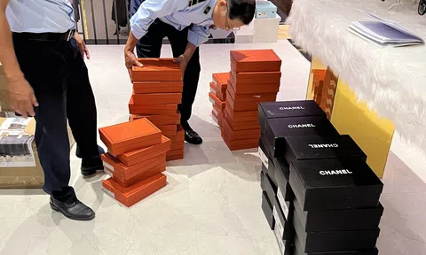 Cục Quản lý thị trường tỉnh Khánh Hòa phát hiện 100 đôi dép có dấu hiệu giả mạo Chanel và Hermès