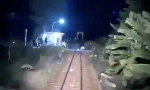 Video người đàn ông thoát chết trong gang tấc nhờ sự dũng cảm của nhân viên đường sắt