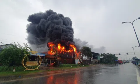 Cháy kho nhựa ở Quảng Nam, cột khói cao hàng chục mét