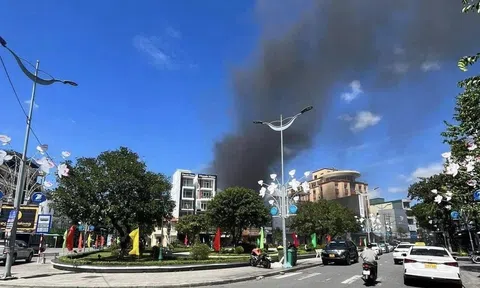 Quảng Ngãi: Cháy kho đồ nhựa, cột khói đen cao hàng chục mét