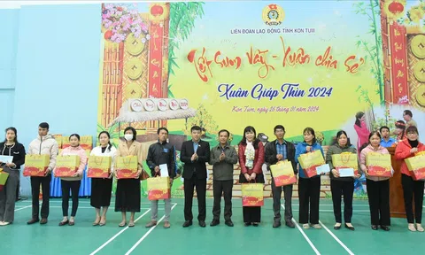 Chủ tịch Hội đồng Dân tộc thăm, tặng quà cho người lao động khó khăn tại Kon Tum