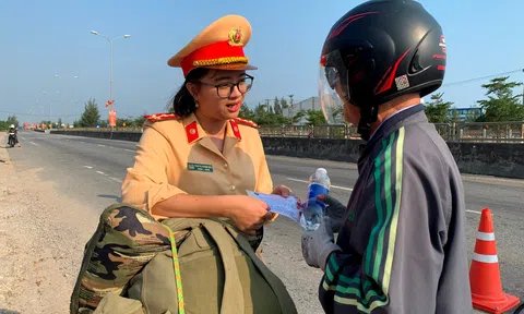 Cảnh sát giao thông Quảng Nam tiếp sức bà con về quê ăn Tết