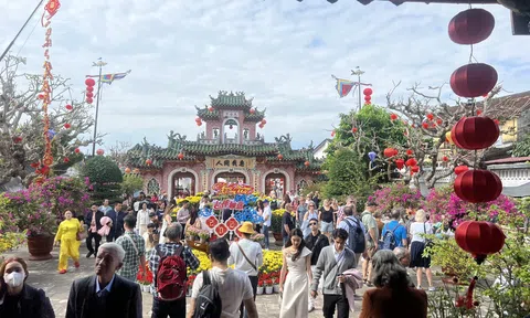 Hội An chật kín khách du lịch trong ngày Tết