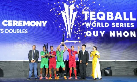 Hai cặp đôi vận động viên người Thái Lan cùng nhận huy chương vàng trong trận chung kết teqball thế giới