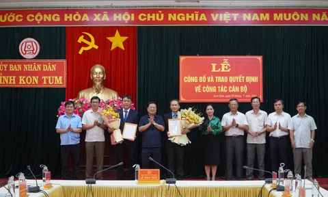 KonTum: UBND tỉnh công bố và trao quyết định về công tác cán bộ