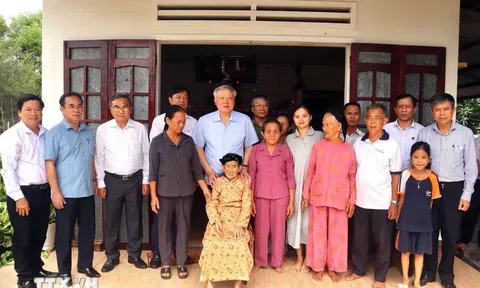 Đồng chí Nguyễn Hòa Bình tặng quà cho người có công ở Quảng Nam