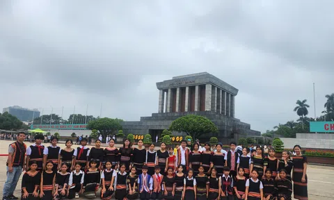 Thưởng học sinh đồng bào có thành tích xuất sắc đi thăm lăng Bác Hồ
