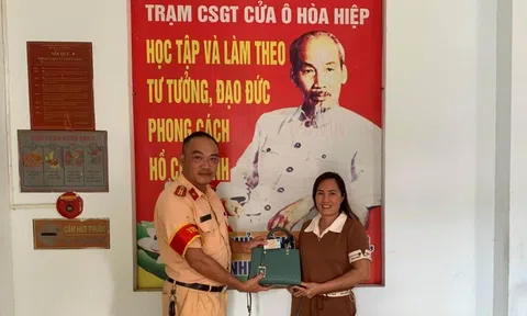 Cảnh sát giao thông Đà Nẵng nhanh chóng xác minh, trao trả lại tài sản cho khách du lịch