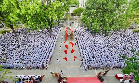 Rộn ràng ngày khai giảng năm học mới tại trường THPT Phan Chu Trinh, Đà Nẵng