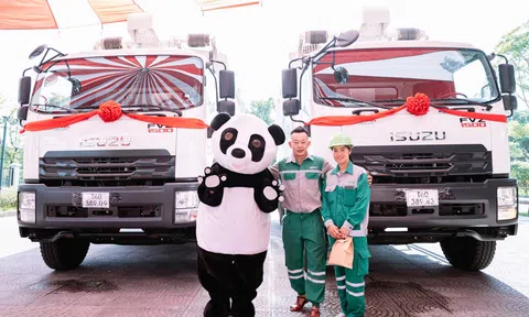 Huế tiếp nhận 2 xe ép rác trị giá gần 10 tỷ đồng từ WWF-Việt Nam