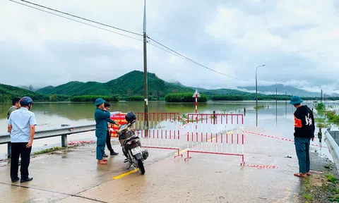 Nước lũ dâng cao, giao thông bị chia cắt nhiều nơi ở huyện Nông Sơn