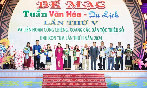 Khen thưởng các nghệ nhân có thành tích cao tại tuần lễ văn hóa Kon Tum