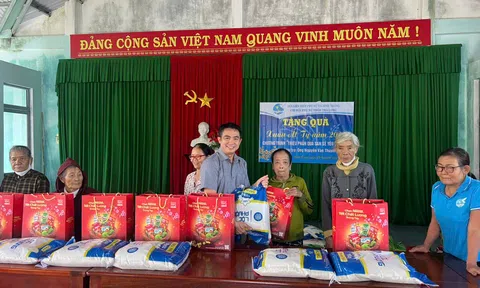 Tặng quà Tết cho các hộ gia đình khó khăn: San sẻ yêu thương, kết nối tâm hồn