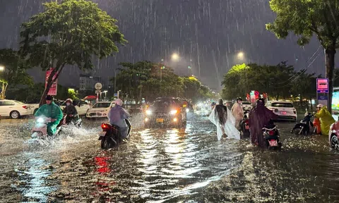 Đà Nẵng ngập nặng sau mưa lớn, nhiều phương tiện chết máy