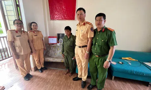 Đà Nẵng : Trạm CSGT Thăng Bình thăm, tặng quà các gia đình chính sách nhân ngày 27/7