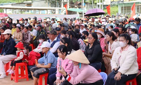 Phiên chợ 0 đồng tại xã vùng cao Quảng Ngãi: Lan tỏa tình người, mở hướng phát triển mới
