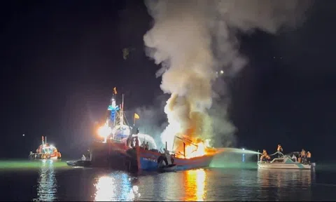 Tàu cá ở Quảng Ngãi bốc cháy trong đêm, nguyên nhân nghi chập điện