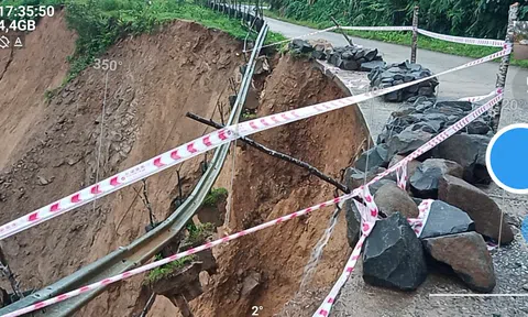Sạt lở nghiêm trọng đe dọa tuyến đường huyết mạch vùng cao Quảng Ngãi