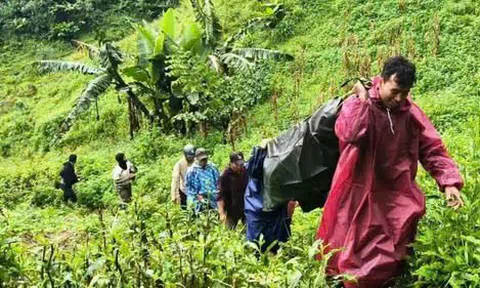 Công an, quân đội Đà Nẵng giúp đưa bệnh nhân Lào vượt mưa rừng về quê