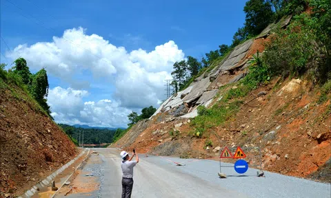 Đà Nẵng: Sạt lở taluy trên quốc lộ 14E