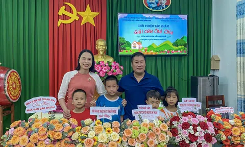 Đôi vợ chồng trẻ và những lớp học tình người ở thành phố hoa phượng vàng