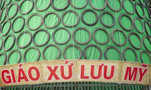 Giáo xứ làng Nồi dựng cây thông Noel làm từ hàng trăm lốp xe