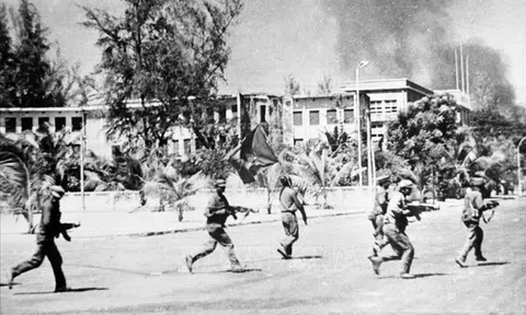 Bảo vệ biên giới Tây Nam, kẻ thù buộc ta ôm cây súng