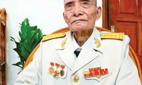 "Cởi áo cà sa khoác chiến bào"